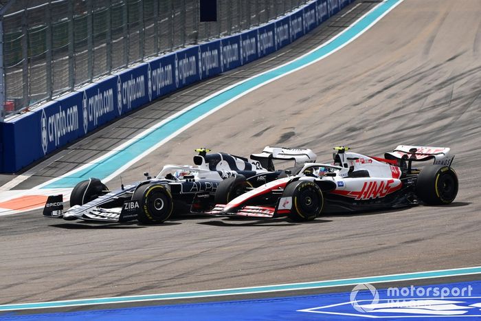 Yuki Tsunoda, AlphaTauri AT03, lucha con Mick Schumacher, Haas VF-22