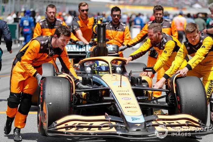 Lando Norris, McLaren MCL36, llega a la parrilla