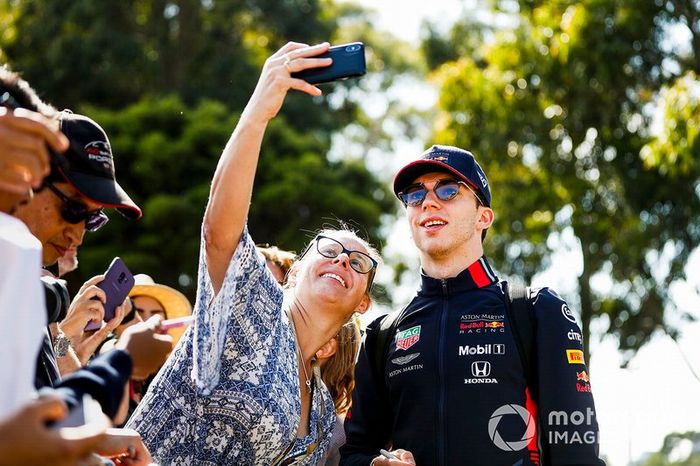 Pierre Gasly, Red Bull Racing posa para una selfie con un fan