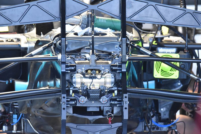Detail suspensi Mercedes AMG F1 W10