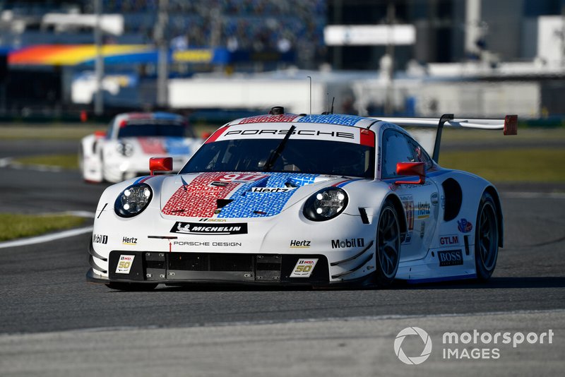 16. Поул в классе GTLM: Патрик Пиле, Ник Тэнди, Фредерик Маковецки, Porsche GT Team, Porsche 911 RSR (№911)