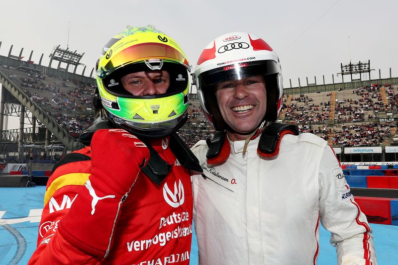Mick Schumacher e Tom Kristensen festeggiano