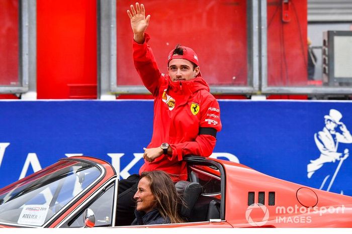 Charles Leclerc, Ferrari, en el desfile de pilotos