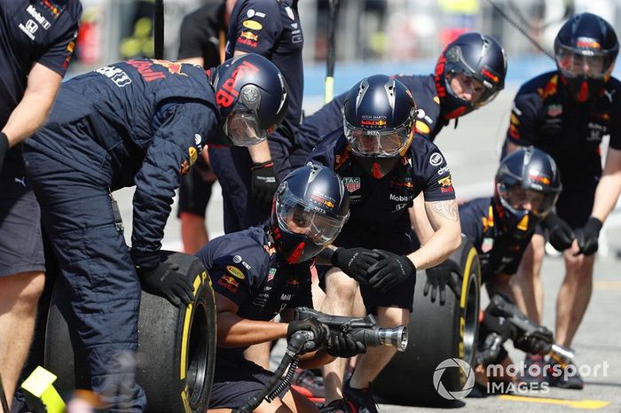 El equipo de boxes de Red Bull durante los entrenamientos