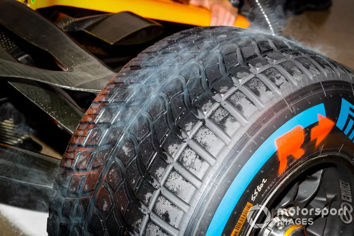 McLaren MCL34: Regenreifen
