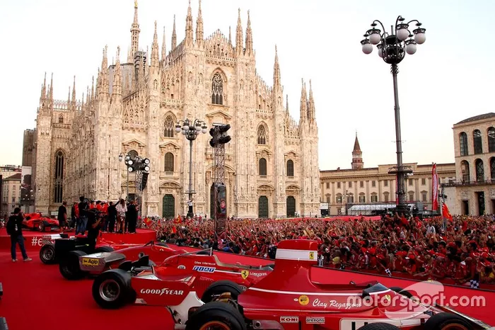 La Piazza Duomo con los fans de Ferrari