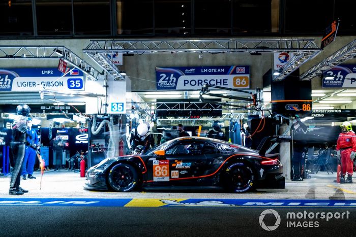 #86 Gulf Racing Porsche 911 RSR: Michael Wainwright, Andrew Watson, Benjamin Barker