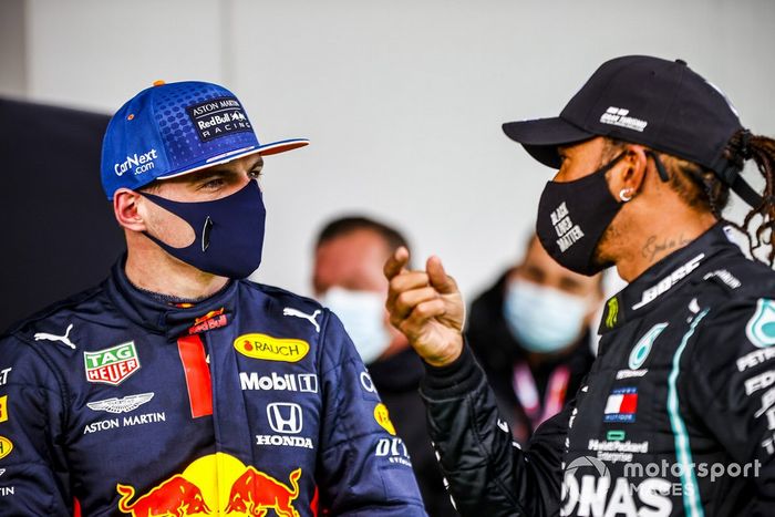 Max Verstappen, Red Bull Racing y el ganador de la carrera Lewis Hamilton, Mercedes-AMG F1 en Parc Ferme 