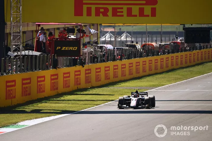 Winner Christian Lundgaard, ART Grand Prix cruza la meta