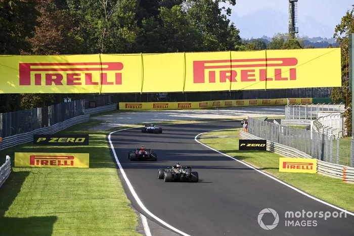 Alex Albon, Red Bull Racing RB16, Lewis Hamilton, Mercedes F1 W11