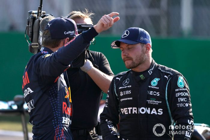 El segundo lugar Max Verstappen, Red Bull Racing y el ganador de la carrera sprint Valtteri Bottas, Mercedes