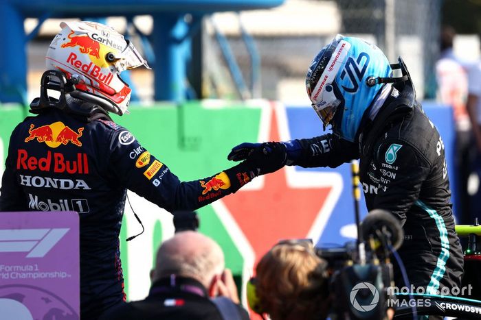 Ganador de la carrera sprint Valtteri Bottas, Mercedes y el segundo lugar Max Verstappen, Red Bull Racing, en Parc Ferme