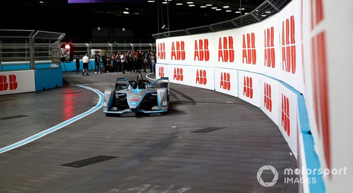 La modelo y actriz, Cara Delevigne, conduce un Fórmula E