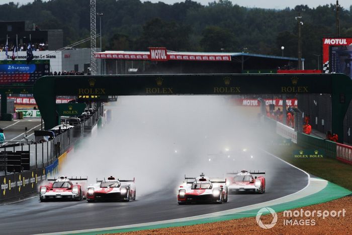 Inicio, #7 Toyota Gazoo Racing Toyota GR010 - Hybrid Hypercar, Mike Conway, Kamui Kobayashi, José María López ,  #8 Toyota Gazoo Racing Toyota GR010 - Hybrid Hypercar, Sebastien Buemi, Kazuki Nakajima, Brendon Hartley 