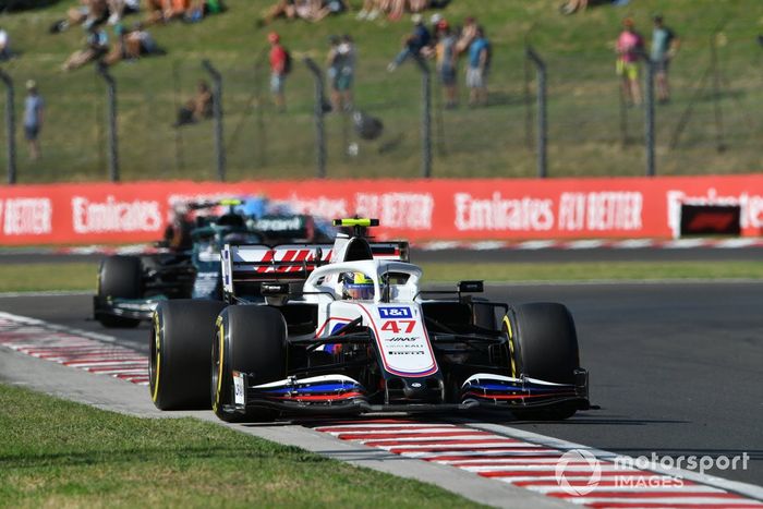 Mick Schumacher, Haas VF-21, Sebastian Vettel, Aston Martin AMR21