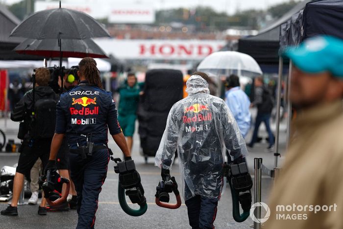 Los mecánicos de Red Bull en la parrilla