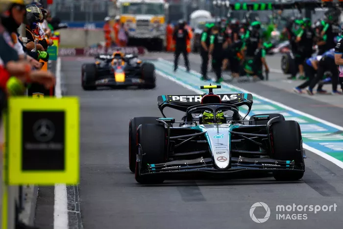 Lewis Hamilton, Mercedes F1 W15, en boxes