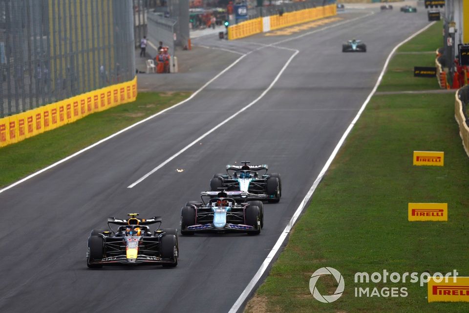 Sergio Perez, Red Bull Racing RB20, Esteban Ocon, Alpine A524, George Russell, Mercedes F1 W15 