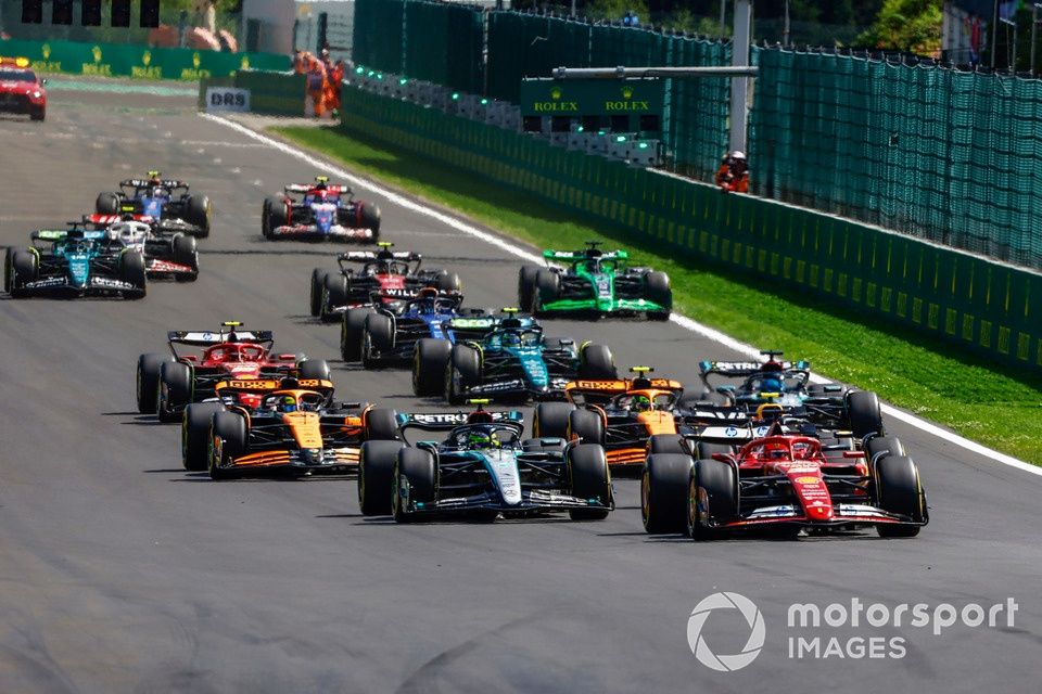 Charles Leclerc, Ferrari SF-24, Lewis Hamilton, Mercedes F1 W15, Lando Norris, McLaren MCL38, George Russell, Mercedes F1 W15, Oscar Piastri, McLaren MCL38, el resto de la parrilla en la salida.