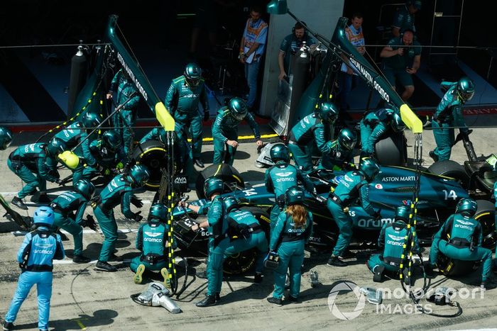 Fernando Alonso, Aston Martin AMR24, entra en parada