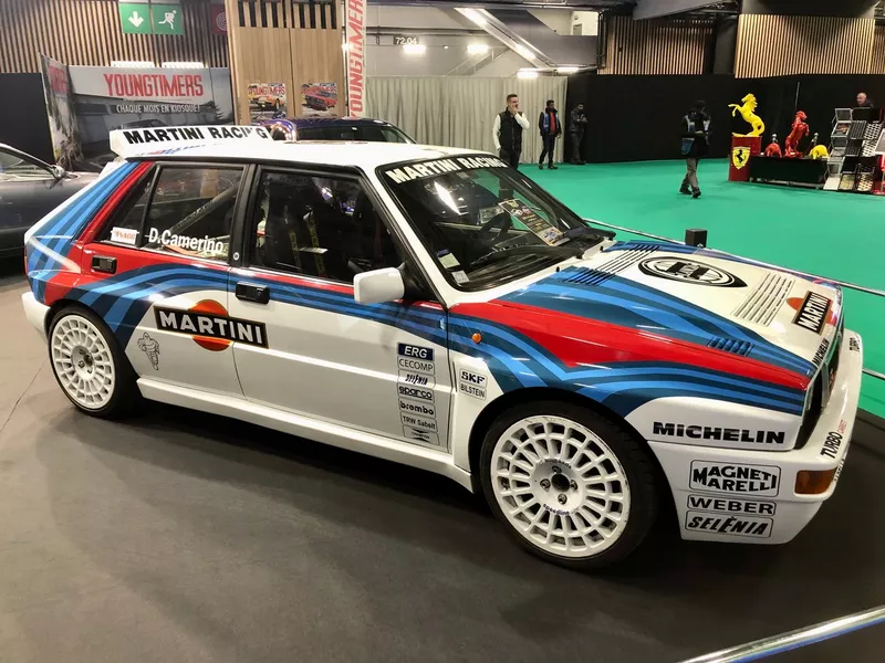 Une Lancia avec une livrée Martini