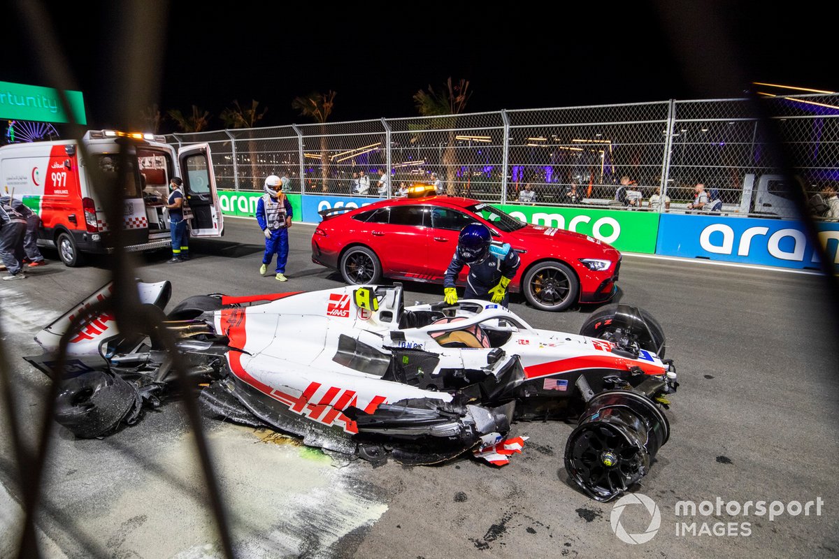 Marshal membersihkan trek dan mobil VF-22 Mick Schumacher, Haas F1, setelah kecelakaan fatal dalam Q2 F1 GP Arab Saudi