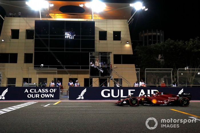 Carlos Sainz Jr., Ferrari F1-75 cruza la meta en segundo lugar 