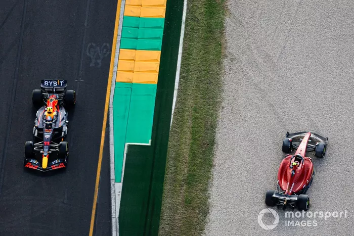 Sergio Pérez, Red Bull Racing RB18, pasa el coche de Carlos Sainz Jr., Ferrari F1-75, detenido en la grava