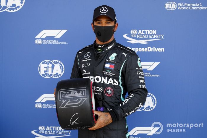 Ganador de la pole Lewis Hamilton, Mercedes-AMG F1 con el Premio Pirelli Pole Position