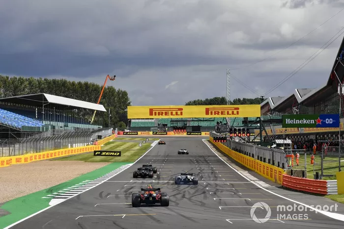 Los pilotos se alinean para practicar la salida al final de la práctica