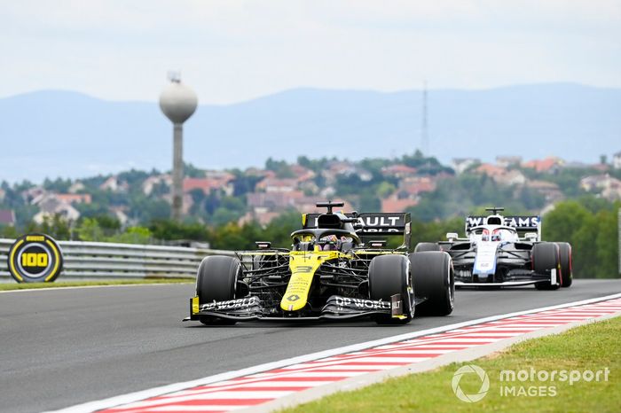 Daniel Ricciardo, Renault F1 Team R.S.20 y George Russell, Williams FW43 