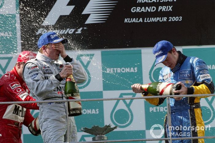 Podio: ganador de la carrera Kimi Raikkonen, McLaren y tercer lugar Fernando Alonso, Renault