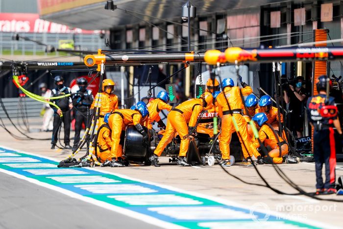 Carlos Sainz Jr., McLaren MCL35, pit stop