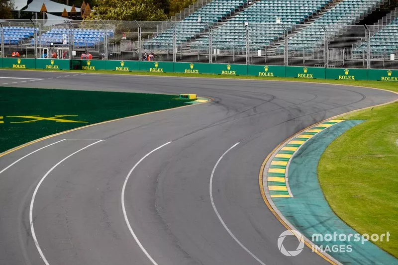 Pista vacía y gradas en la curva 1