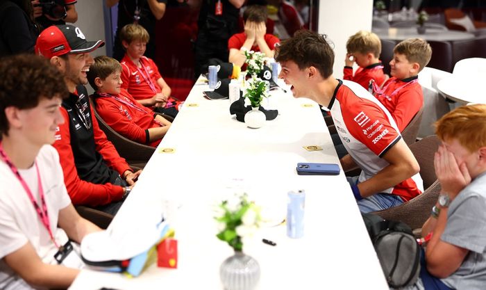 Esteban Ocon, Haas F1 Team, Oliver Bearman, Haas F1 Team