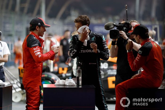 Pole man Carlos Sainz, Scuderia Ferrari, George Russell, Mercedes-AMG, Charles Leclerc, Scuderia Ferrari, en el Parc Ferme tras la Calificación