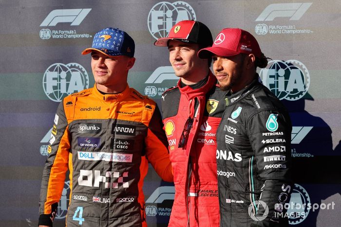 Los tres primeros clasificados Lando Norris, McLaren, el ganador de la pole Charles Leclerc, Scuderia Ferrari, Lewis Hamilton, Mercedes-AMG