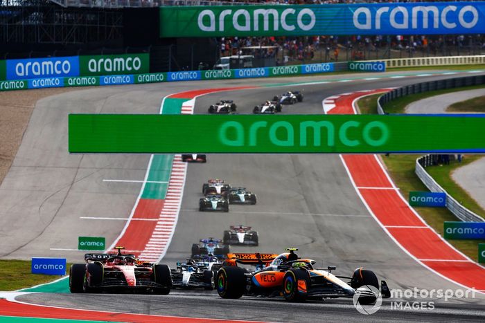Lando Norris, McLaren MCL60, lidera Carlos Sainz, Ferrari SF-23, y George Russell, Mercedes F1 W14