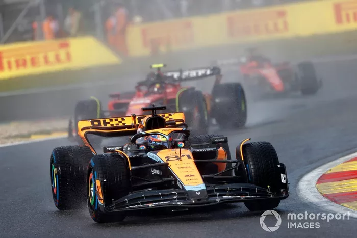 Oscar Piastri, McLaren MCL60, Carlos Sainz, Ferrari SF-23