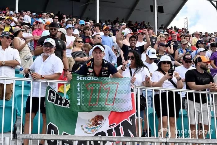 Un aficionado apoya a Sergio Pérez, Red Bull Racing