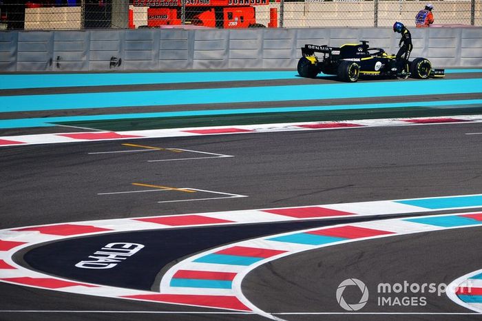 Daniel Ricciardo, Renault F1 Team R.S.19, se para en pista