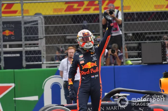 Ganador de la pole Max Verstappen, Red Bull Racing, celebra