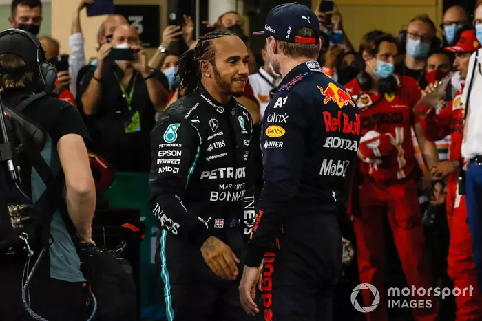 Max Verstappen, Red Bull Racing, 1ª posición, Lewis Hamilton, Mercedes, 2ª posición, se felicitan mutuamente en el Parc Ferme tras la carrera