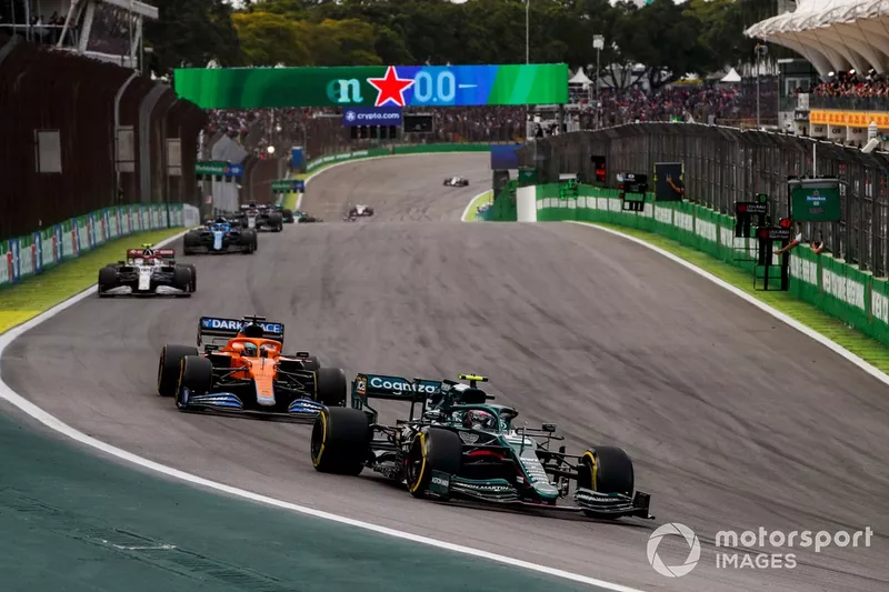 Sebastian Vettel, Aston Martin AMR21, Daniel Ricciardo, McLaren MCL35M, e Antonio Giovinazzi, Alfa Romeo Racing C41