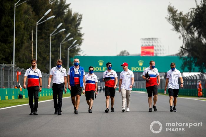 Nikita Mazepin, Haas F1 camina por la pista 