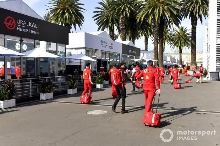 Llegada de los mecánicos de Ferrari