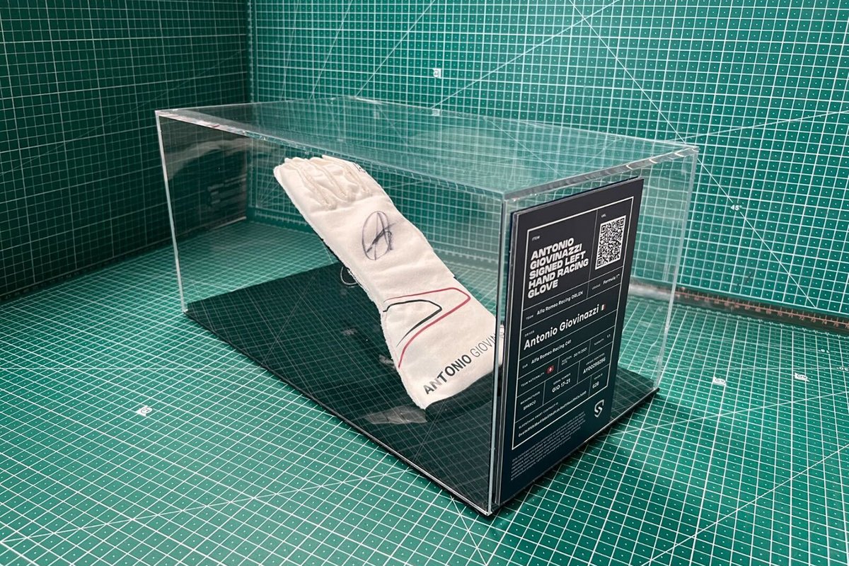 Antonio Giovinazzi, Alfa Romeo Racing firmó el guante de carreras de la mano izquierda