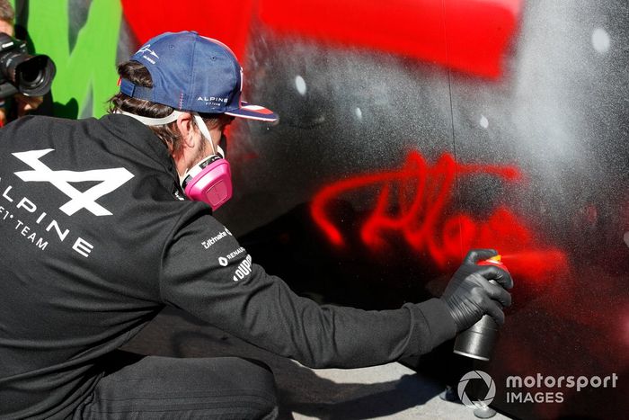 Fernando Alonso, Alpine F1 pintando con pintura en spray