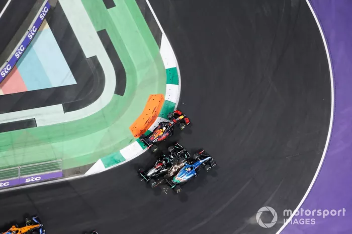 Max Verstappen, Red Bull Racing RB16B, Esteban Ocon, Alpine A521, y Lewis Hamilton, Mercedes W12, luchan por el liderato
