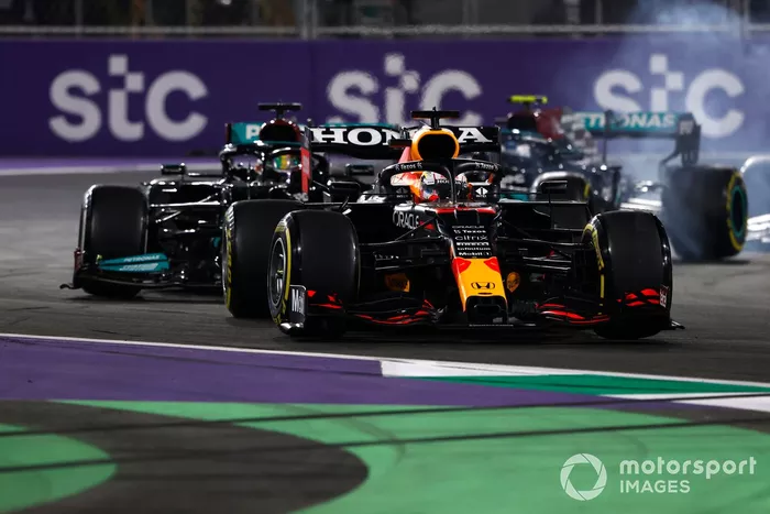 Max Verstappen, Red Bull Racing RB16B, Lewis Hamilton, Mercedes W12, alla ripartenza